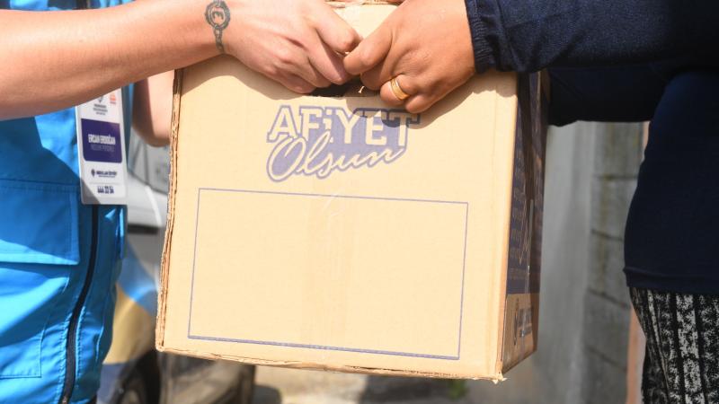 Yenişehir Belediyesi gıda kolisi desteğini sürdürüyor