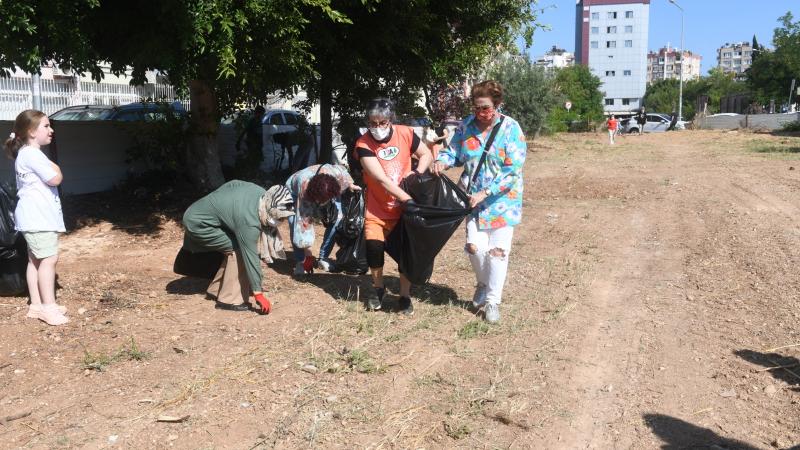 Gönüllülerden çevre temizliği 