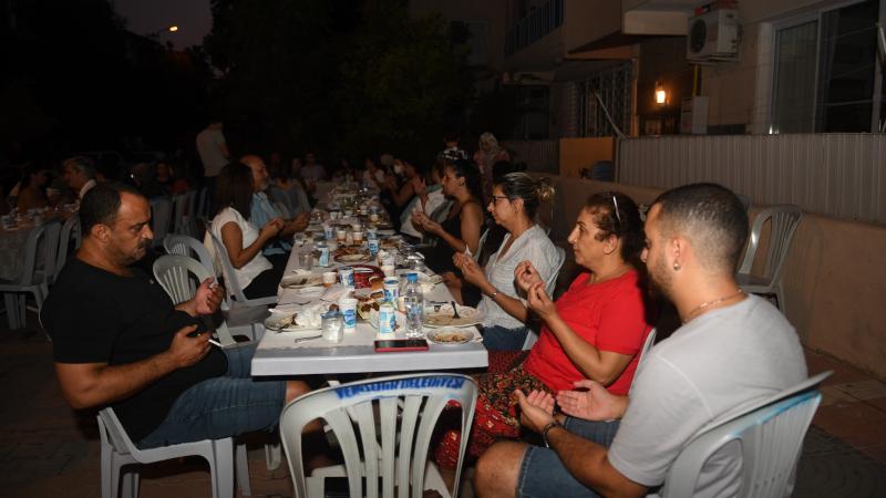 Başkan Özyiğit, mahalle sakinlerinin dayanışma yemeğine katıldı