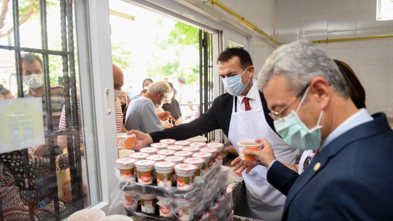 Yenişehir  Belediyesi Aşevi'nde vatandaşlara aşure ikramı