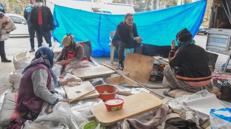 Başkan Abdullah Özyiğit, semt pazarında vatandaşlarla buluştu