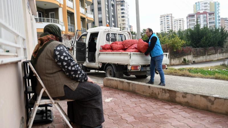 Yenişehir Belediyesi vatandaşlara 50 ton soğan dağıttı 