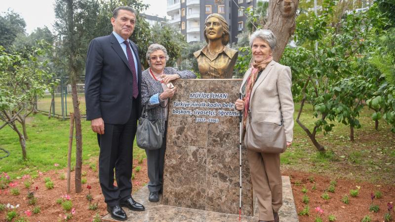 Başkan Özyiğit, Müfide İlhan’ın kızları Simla İlhan ve Ayla İlhan Börekçi ile buluştu