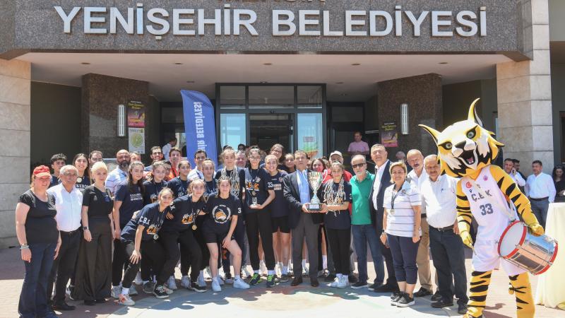 Başkan  Abdullah Özyiğit, şampiyon takımı karşıladı