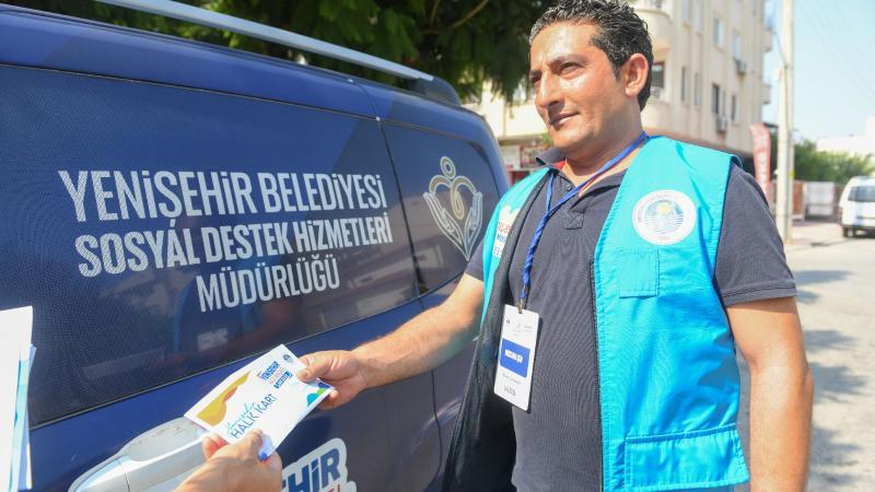 Mersin Yenişehir Belediyesi ihtiyaç sahibi ailelerin yanında
