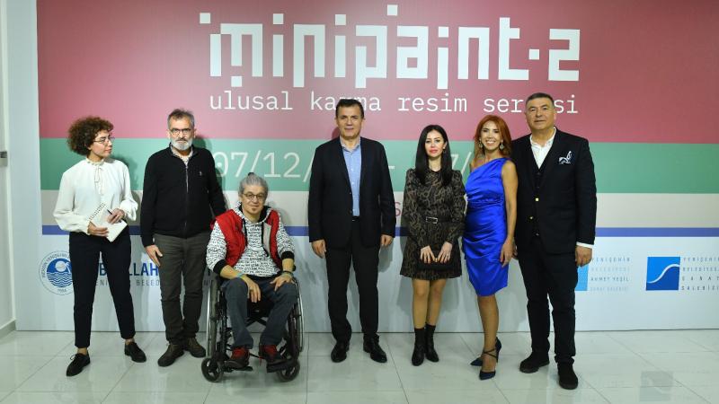 Yenişehir Belediyesi Ahmet Yeşil Sanat Galerisi ve Yenişehir Belediyesi Sanat Galerisi’nde yılın son sergisi olan “minipaint-2”ulusal karma resim sergisi yoğun katılımla açıldı. “Yeni Yılda Yine Galerideyiz” mottosuyla açılan sergide Türkiye’nin farklı illerinden 74 sanatçının toplam 296 eseri bulunuyor. Sergi açılışında konuşan Mersin Yenişehir Belediye Başkanı Abdullah Özyiğit “Mersin’i sanatla buluşturmaya devam edeceğiz, bu kent her alanda gelişmeli ve biz de bunun için elimizden geleni yapacağız” şekli