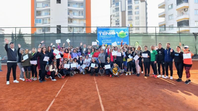 Çay saatinde tenis öğrenen 140 kadın sertifikasını aldı