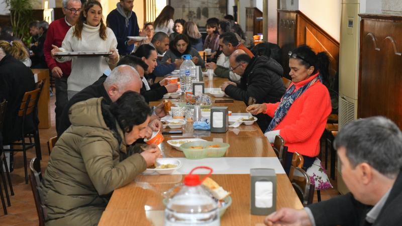 Cemevinde pişen yemekler kilisede kalan depremzedelere aş oluyor