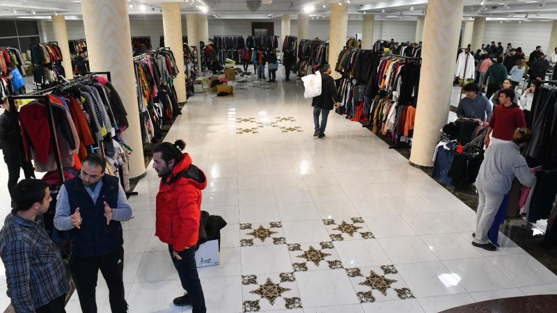 Mersin Yenişehir Belediyesi Mersin’e gelen afetzedeler için giysi evi kurdu