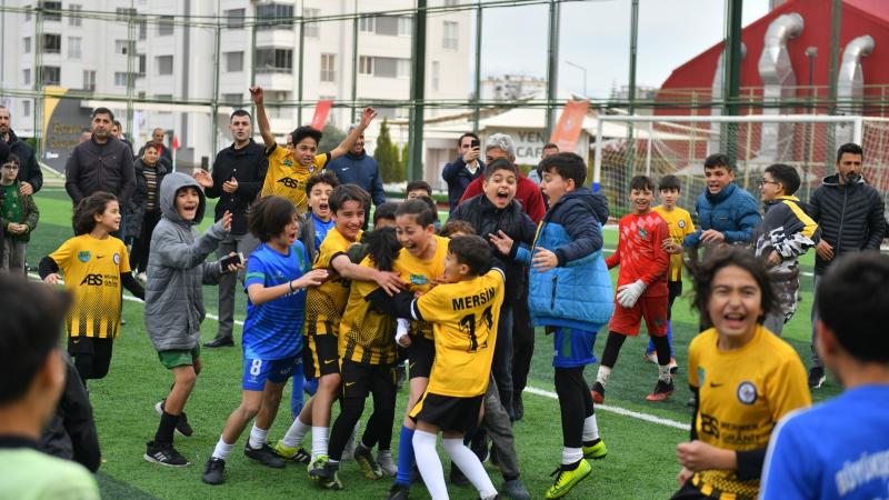 Yenişehir Belediyesi çocukları yeşil sahalarda buluşturdu