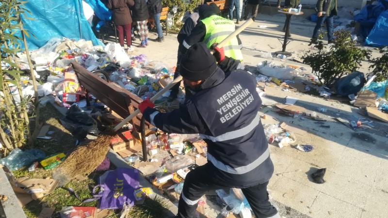 Yenişehir Belediyesi Hatay’da çevre temizliği çalışmalarına destek veriyor