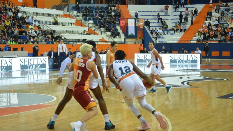 ÇBK Mersin Yenişehir Belediyesi liderliğini korudu