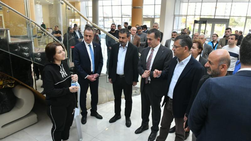 CHP'li Özgür Özel, Yenişehir Belediyesi Giysi Evi'nde depremzedeleri ziyaret etti