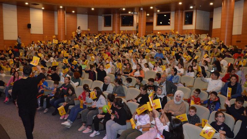 Yenişehir Belediyesinden depremzede çocuklara özel tiyatro oyunu