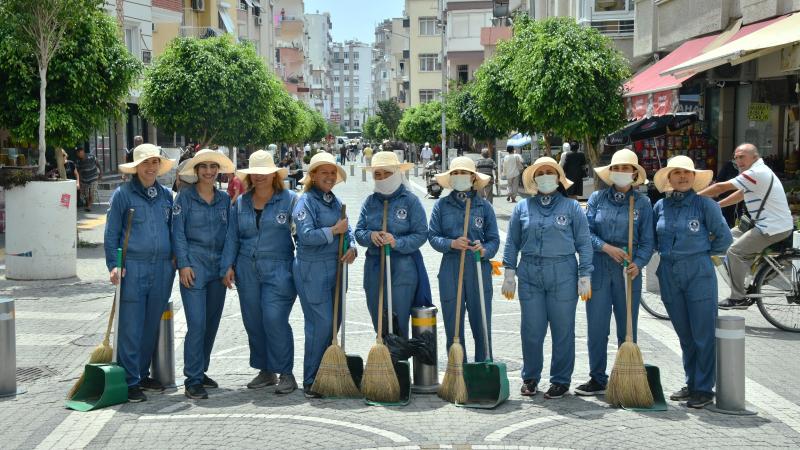 Kadın süpürgeciler Yenişehir’e toz kondurmayacak