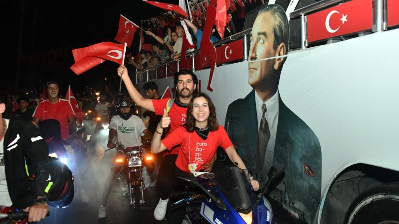 Yenişehir Belediyesi zaferin coşkusunu sokaklara taşıdı