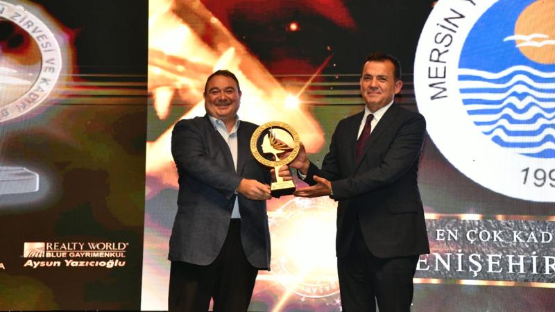Başkan Özyiğit’e “Yılın En Çok Kadın Yönetici İstihdamı Sağlayan Belediye” ödülü