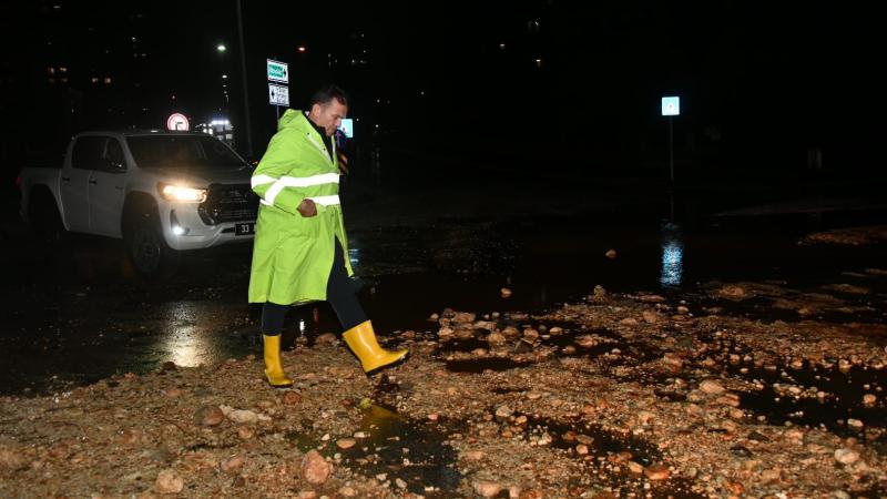 Başkan Abdullah Özyiğit, gece boyunca çalışmaları yerinde inceledi