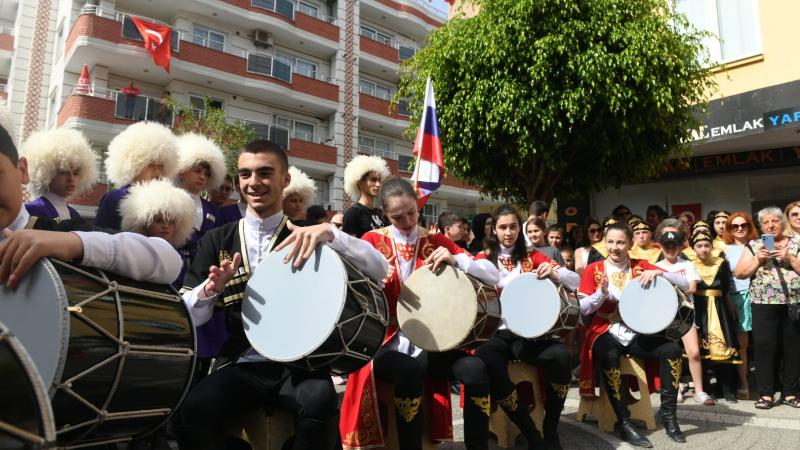 Dünya çocukları 23 Nisan’ı Yenişehir sokaklarında kutladı