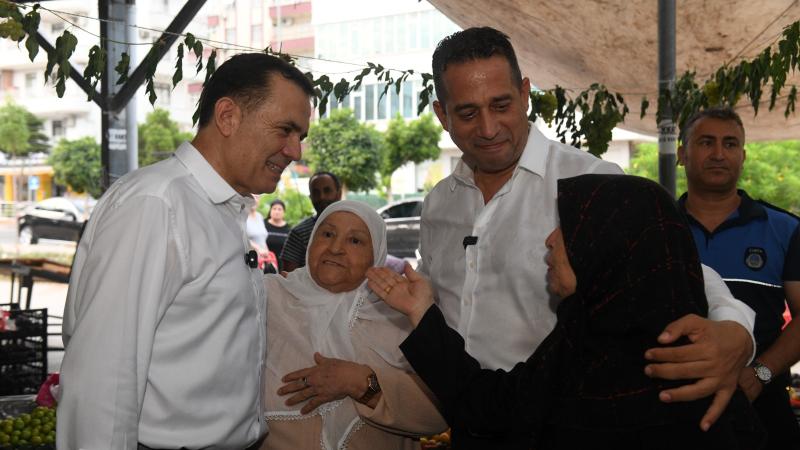 Başkan Abdullah Özyiğit, Aydınlıkevler’de semt pazarını gezdi