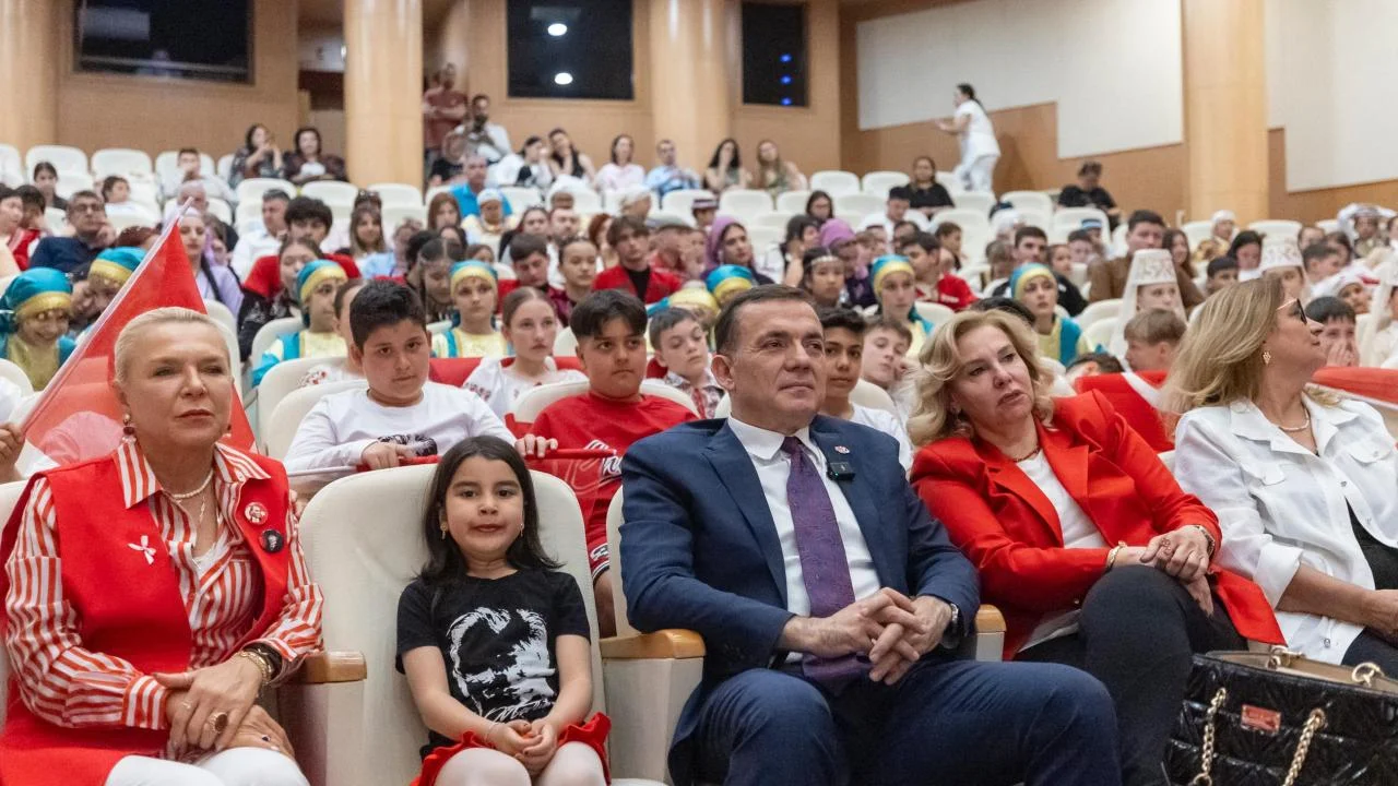 Başkan Abdullah Özyiğit ve Meclis Üyeleri koltuklarını çocuklara devretti