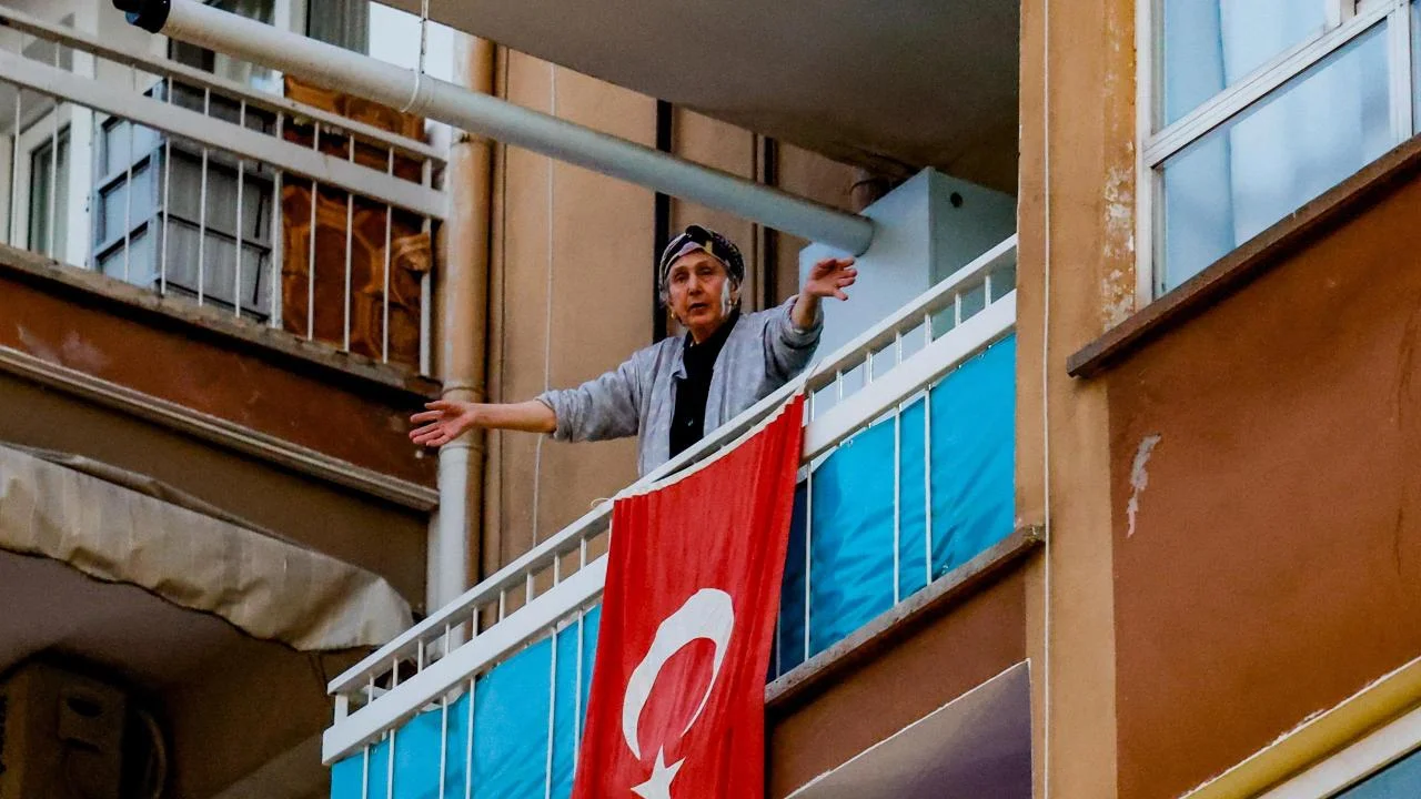 enişehir Belediyesi araçlı kortejle 23 Nisan coşkusunu kente yaydı